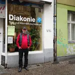 Klaus W. steht vor der Tee und Wärmestube in Neukölln.