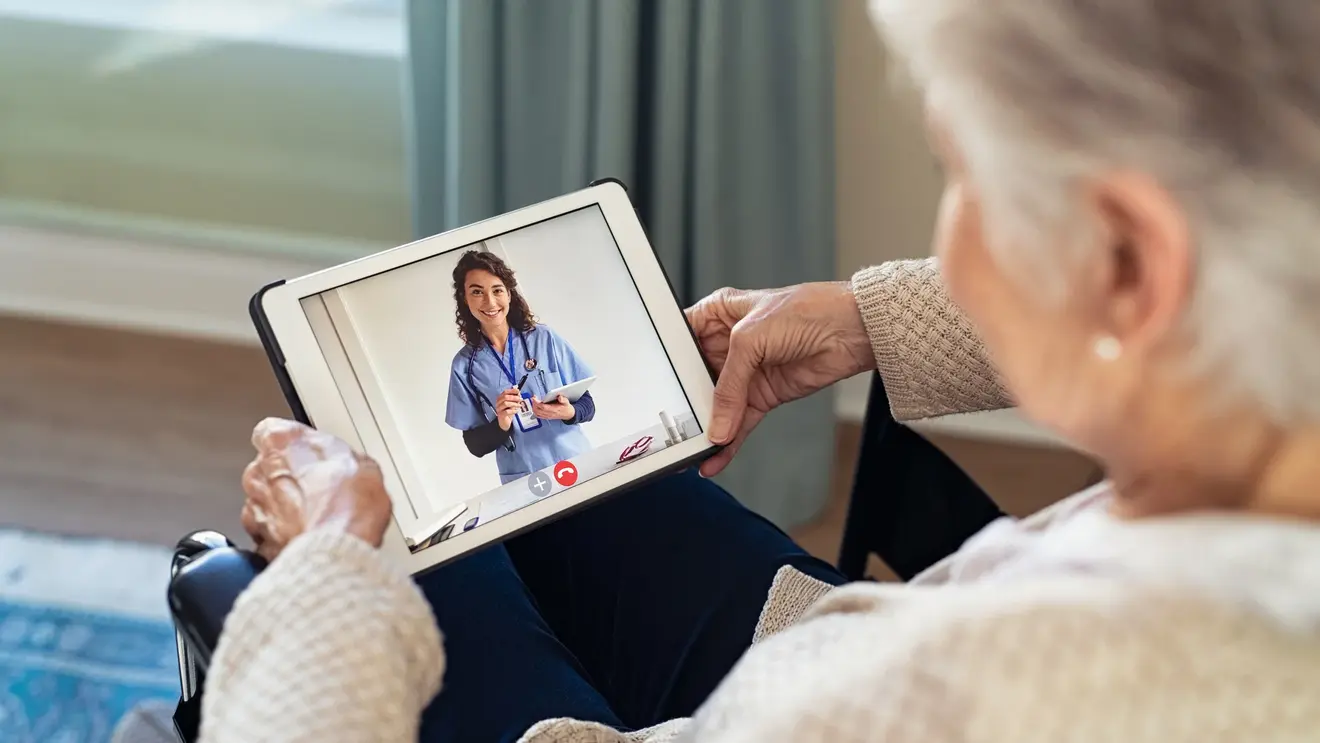 Telemedizin - Videoanruf zwischen Ärztin und Seniorin