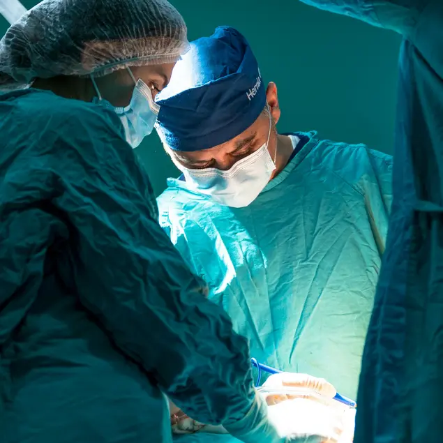 Chirurgen im OP-Saal bei einer Operation.