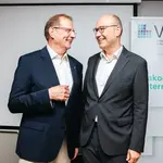 Ingo Dreyer (links) und Rüdiger Schuch (rechts) stehen sich zugewandt und lachend gegenüber.