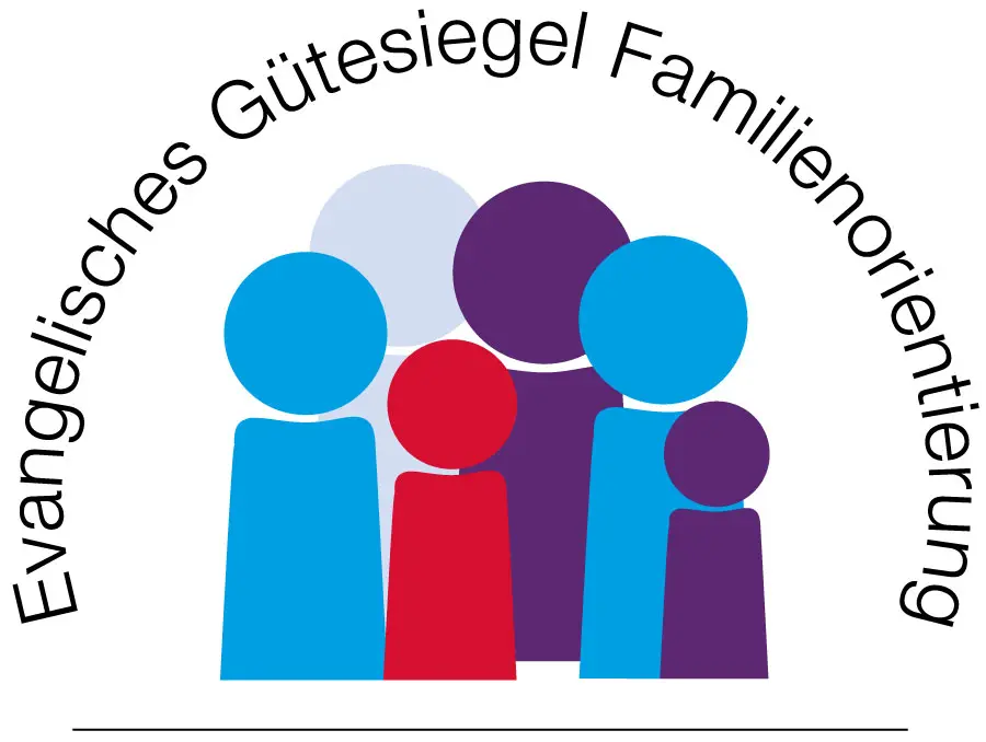 Eine Grafik die 5 Figuren in unterschiedlicher Größe und Farben zeigt. Darüber steht Evangelisches Gütesiegel/Familienorientierung.