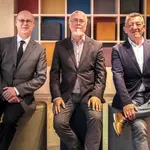Herr Kruttschnitt (links), Herr Kamps (Mitte) und Herr Soop (rechts) sitzen nebeneinander, blicken frontal in die Kamera, während ihre Hände auf den Beinen ruhen.
