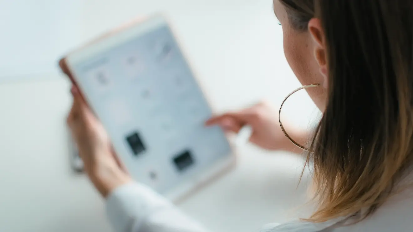 Eine Frau benutzt ein Tablet