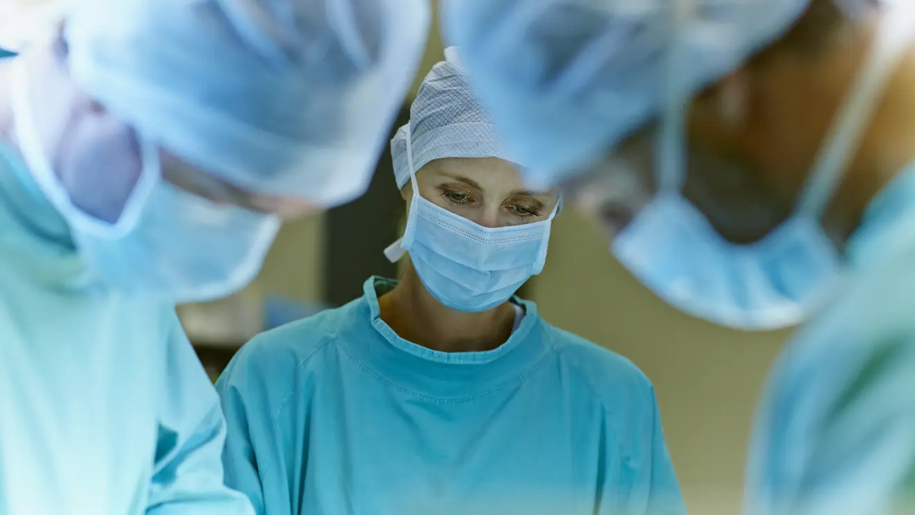 Ärztinnen im OP mit Masken und Kitteln