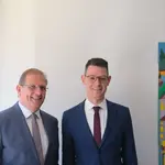 Ingo Dreyer (links) und Dr. Max Mälzer (rechts) stehen nebeneinander in einem hellen Büroraum.