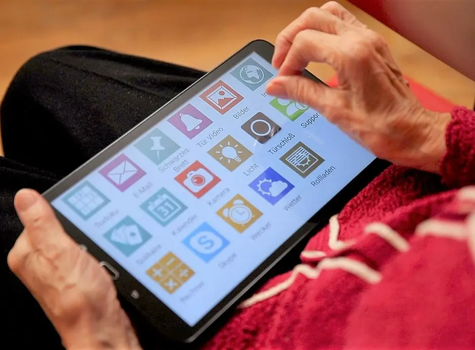 Zwei Hände halten ein Tablet.