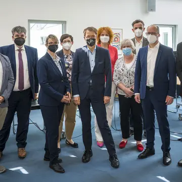 10 Personen mit FFP2-Masken, in der Mitte Gesundheitsminister Karl Lauterbach, umgeben vom Verbändebündnis.